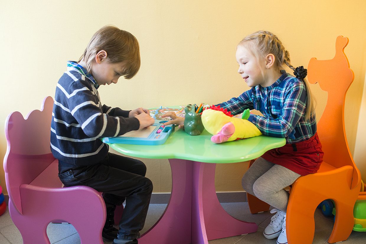 Фото девочки и мальчика за столиком